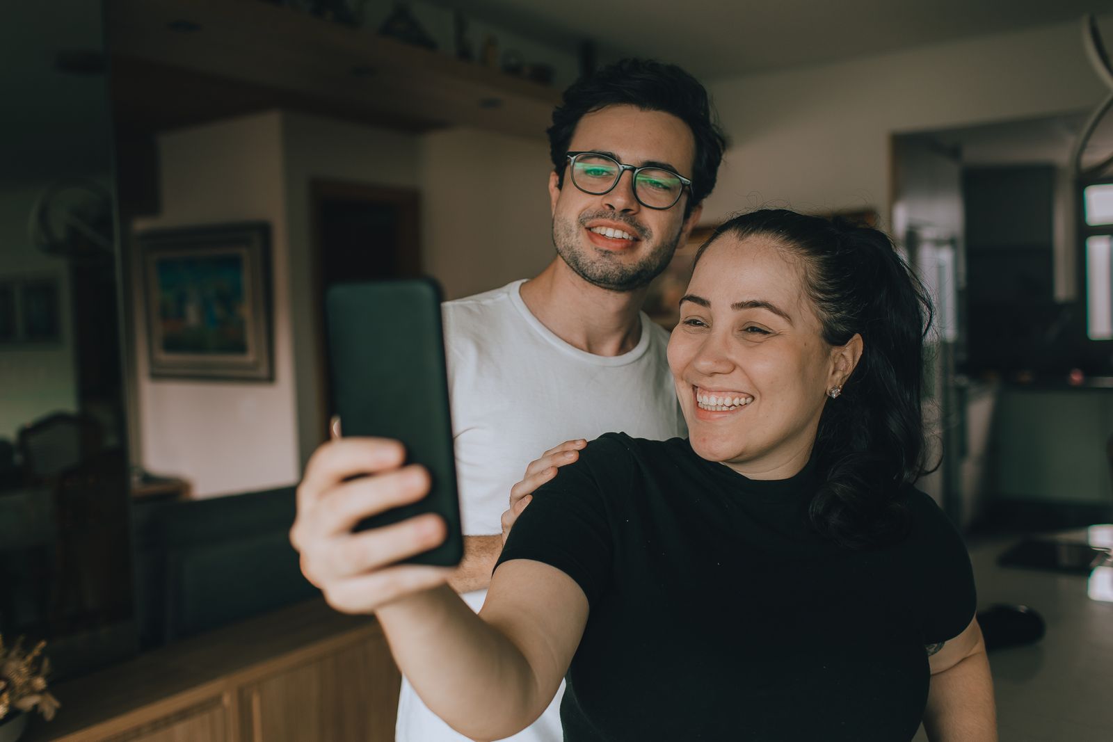 Ilustračná fotografia páru pri fotení mobilom ako podklad pre figúrku